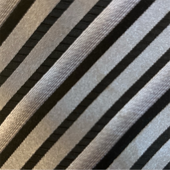 SEAN JOHN Elegant Silk Striped Black and Gray Tie - Picture 2 of 7